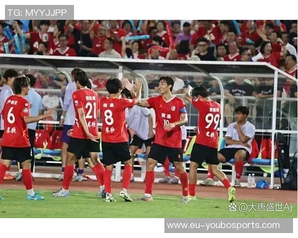 激烈对决在绿茵场上一场足球赛的精彩瞬间与感人故事