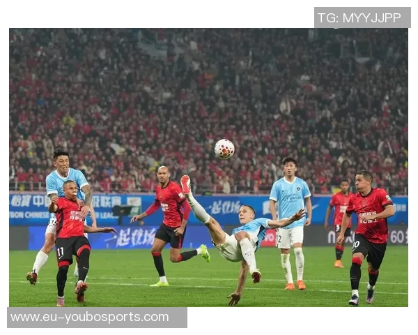 足球场上十大经典打斗瞬间回顾激烈对抗引发的冲突与情感交锋